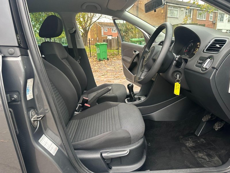 VOLKSWAGEN POLO